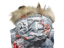 Load image into Gallery viewer, 極美品 JOHN GALLIANO ジョンガリアーノ ニュースペーパーファーベスト ホワイト マルチカラー ポリエステル 1200W0JBJAAS2 中古 4b000685