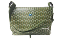 Load image into Gallery viewer, 新品未使用 GOYARD ゴヤール カペシアンMM リミテッドエディション メッセンジャーバッグ PVC レザー グリーン シルバー 金具 中古 4b000730