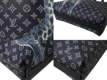 Load image into Gallery viewer, 新品未使用 LOUIS VUITTON ルイヴィトン アンクル 2WAYバッグ M54127 モノグラムサバンナ チャップマンブラザーズ キリン ネイビー 中古 4b000771