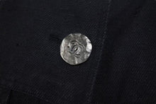Load image into Gallery viewer, CHANEL シャネル ジャケット ココマーク ロゴ ボタン 06P P28166V18378 ブラック シルク サイズ38 美品 中古 4b000858
