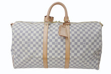 Load image into Gallery viewer, 極美品 LOUIS VUITTON ルイヴィトン ダミエ アズール キーポル55 ボストンバッグ N41429 PVC ヌメ革 ホワイト ブラウン 中古 4b000974