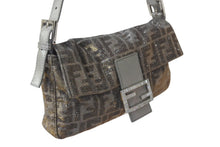 Load image into Gallery viewer, 新品同様 FENDI フェンディ マンマバケット ワンショルダーバッグ 8BR600 ズッカ柄 ラインストーン ラメ シルバー ゴールド 中古 4b001002