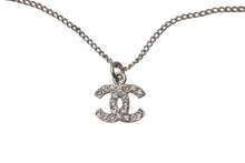 Load image into Gallery viewer, 極美品 CHANEL シャネル クリアライトストーンココマークネックレス 06V刻印 重量約4.5 シルバー メタル ラインストーン 中古 4b001032