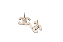 Load image into Gallery viewer, CHANEL シャネル ココマーク ピアス 重量約2.6g 06A刻印 メタル ラインストーン GP ゴールド クリア 両耳用 美品 中古 4b001042
