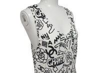 Load image into Gallery viewer, 極美品 CHANEL シャネル タンクトップ ノースリーブ P61823V47215 サイズ36 グラフィティ ココマーク ホワイト ブラック 中古 4b001105