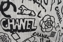 Load image into Gallery viewer, 極美品 CHANEL シャネル タンクトップ ノースリーブ P61823V47215 サイズ36 グラフィティ ココマーク ホワイト ブラック 中古 4b001105