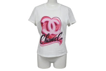 Load image into Gallery viewer, CHANEL シャネル ハートココマーク 半袖Tシャツ P74383K10851 サイズXS スプレー ラインストーン ピンク ホワイト 美品 中古 4b001109
