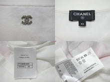 Load image into Gallery viewer, CHANEL シャネル ハートココマーク 半袖Tシャツ P74383K10851 サイズXS スプレー ラインストーン ピンク ホワイト 美品 中古 4b001109