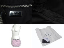 Load image into Gallery viewer, 極美品 PRADA プラダ ファー ショルダーバッグ トライアングルロゴ イタリア製 ナイロン ピンク ブラック シルバー金具 中古 4b001223