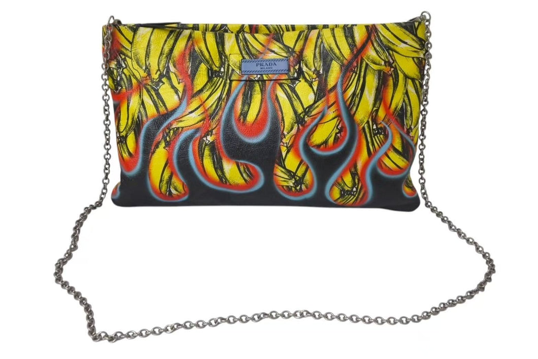 極美品 PRADA プラダ クラッチバッグ ファイヤーパターン バナナ 1BF060 レザー イエロー レッド ブラック シルバー金具 中古 4b001224