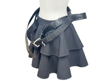 Load image into Gallery viewer, 極美品 LOEWE ロエベ ベルテッド ミニスカート S359Y08X91 サイズ34 ベルト エンボス加工 ベルト付属 ブラック 中古 4b001284