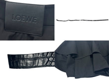 Load image into Gallery viewer, 極美品 LOEWE ロエベ ベルテッド ミニスカート S359Y08X91 サイズ34 ベルト エンボス加工 ベルト付属 ブラック 中古 4b001284