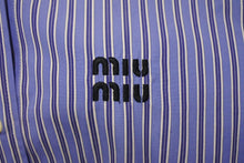 Load image into Gallery viewer, 極美品 MIUMIU ミュウミュウ ストライプシャツ MK1694 1101 イタリア製 コットン ブルー ホワイト サイズ36 中古 4b001309