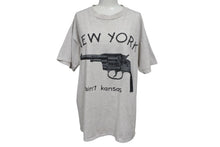 Load image into Gallery viewer, VINTAGE ヴィンテージ 90&#39;s NEW YORK it ain&#39;t kansas メッセージTシャツ サイズL 拳銃 グレー 美品 中古 4b001549