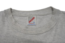 Load image into Gallery viewer, VINTAGE ヴィンテージ 90&#39;s NEW YORK it ain&#39;t kansas メッセージTシャツ サイズL 拳銃 グレー 美品 中古 4b001549