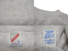 Load image into Gallery viewer, VINTAGE ヴィンテージ 90&#39;s NEW YORK it ain&#39;t kansas メッセージTシャツ サイズL 拳銃 グレー 美品 中古 4b001549