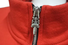 Load image into Gallery viewer, 極美品 CHROME HEARTS クロムハーツ SAILIN ON 1 2 ZIP ハーフジップスウェット サイズXL セメタリークロス 刺繍 ハリウッド レッド 中古 4b001645