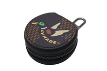 Load image into Gallery viewer, 新品同様 LOUISVUITTON NIGO ルイヴィトン ニゴ ダミエ エベヌ エテュイ イヤフォンケース GI0494 ブラウン PVC レザー 小物 中古 4b001687