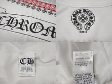 Load image into Gallery viewer, CHROME HEARTS クロムハーツ 半袖VネックTシャツ サイズS アメリカンフラッグ ホースシュー ダガー プリント ホワイト 美品 中古 4b001689