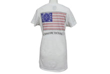 Load image into Gallery viewer, CHROME HEARTS クロムハーツ 半袖VネックTシャツ サイズS アメリカンフラッグ ホースシュー ダガー プリント ホワイト 美品 中古 4b001689
