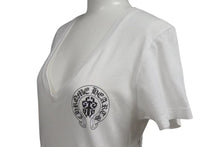 Load image into Gallery viewer, CHROME HEARTS クロムハーツ 半袖VネックTシャツ サイズS アメリカンフラッグ ホースシュー ダガー プリント ホワイト 美品 中古 4b001689