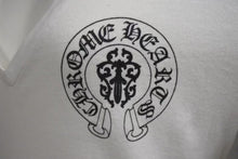 Load image into Gallery viewer, CHROME HEARTS クロムハーツ 半袖VネックTシャツ サイズS アメリカンフラッグ ホースシュー ダガー プリント ホワイト 美品 中古 4b001689