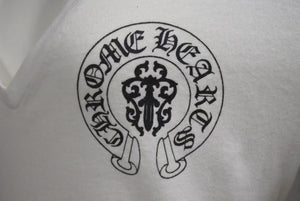 CHROME HEARTS クロムハーツ 半袖VネックTシャツ サイズS アメリカンフラッグ ホースシュー ダガー プリント ホワイト 美品 中古 4b001689