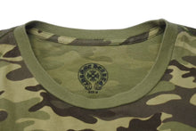 Load image into Gallery viewer, CHROME HEARTS クロムハーツ 半袖Tシャツ サイズM カモフラ柄 スクロールラベルロゴ プリント コットン カーキ 総柄 美品 中古 4b001690