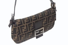 Load image into Gallery viewer, FENDI フェンディ マンマバケット ワンショルダーバッグ 26424 ズッカ柄 ブラウン キャンバス レザー シルバー金具 美品 中古 4b001773
