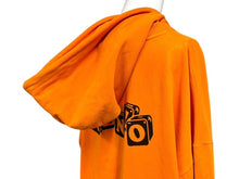 Load image into Gallery viewer, 極美品 KENZO ケンゾー BOKE BOY TRAVELS プルオーバー フーディー パーカー 23SS FD52TS0324SE オレンジ サイズM 中古 4b001789