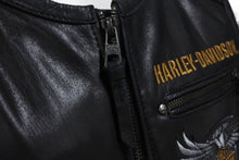 画像をギャラリービューアに読み込む, HARLEY DAVIDSON ハーレーダビッドソン 115周年記念品 レザーベスト 98001-18ac カウレザー 刺繍 ブラック サイズ L 美品 中古 4b001838
