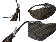 Load image into Gallery viewer, FENDI フェンディ ハーフムーン マンマバケット ワンショルダーバッグ ズッカ柄 ブラウン キャンバス レザー 美品 中古 4b001877