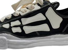 Load image into Gallery viewer, 新品未使用 AMIRI × Maison MIHARA YASUHIRO アミリ × メゾンミハラヤスヒロ ピーターソン OG ソール キャンバス ロートップ スニーカー ボーンズ ブラック サイズ43 中古 4b001932