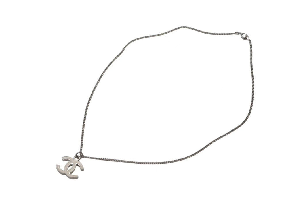 極美品 CHANEL シャネル ココマーク ネックレス 05V シルバー ホワイト メタル ロゴ アクセサリー ジュエリー 5.8g 中古 4b001974
