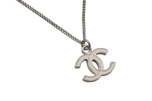 極美品 CHANEL シャネル ココマーク ネックレス 05V シルバー ホワイト メタル ロゴ アクセサリー ジュエリー 5.8g 中古 4b001974