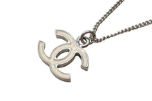 Load image into Gallery viewer, 極美品 CHANEL シャネル ココマーク ネックレス 05V シルバー ホワイト メタル ロゴ アクセサリー ジュエリー 5.8g 中古 4b001974