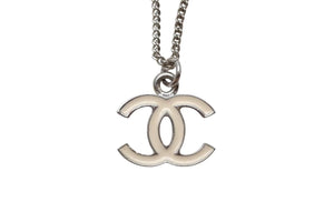 極美品 CHANEL シャネル ココマーク ネックレス 05V シルバー ホワイト メタル ロゴ アクセサリー ジュエリー 5.8g 中古 4b001974