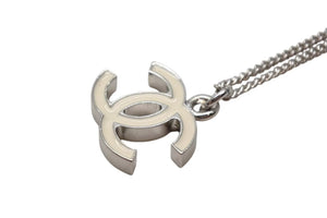 極美品 CHANEL シャネル ココマーク ネックレス 05V シルバー ホワイト メタル ロゴ アクセサリー ジュエリー 5.8g 中古 4b001974
