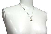 Load image into Gallery viewer, 極美品 CHANEL シャネル ココマーク ネックレス 05V シルバー ホワイト メタル ロゴ アクセサリー ジュエリー 5.8g 中古 4b001974