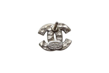 Load image into Gallery viewer, CHANEL シャネル ココマーク ピアス メタル ラインストーン シルバー 04A刻印 重量約0.7g 片耳用 美品 中古 4b001982
