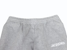 Load image into Gallery viewer, 極美品 JACQUEMUS ジャックムス LE JOGGING スウェットパンツ ジョガーパンツ サイズS ロゴプリント グレー 中古 4b002020