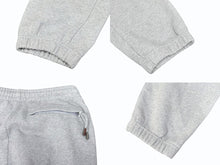 Load image into Gallery viewer, 極美品 JACQUEMUS ジャックムス LE JOGGING スウェットパンツ ジョガーパンツ サイズS ロゴプリント グレー 中古 4b002020
