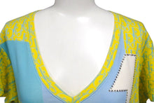 Load image into Gallery viewer, Christian Dior クリスチャンディオール ガリアーノ期 トロッター ナンバリングTシャツ Vネック 5E16155950 ライトブルー イエロー ライトグリーン 水色 サイズ US 8 中古 4b002080