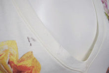 Load image into Gallery viewer, Christian Dior クリスチャンディオール ロマンティック 半袖Ｔシャツ Vネック 天使 花 犬 プリント ホワイト ジョンガリアーノ 良品 中古 4b002085
