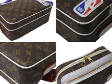 Load image into Gallery viewer, 極美品 LOUIS VUITTON x NBA ルイヴィトン モノグラム M45584 ナイルメッセンジャーPM ショルダーバッグ 中古 4b002168