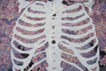 Load image into Gallery viewer, 新品未使用 KAPITAL キャピタル レーヨン 桜 BONE pt アロハシャツ K2503SS049 ボタンアップ ボーン 骨 SAX サックス サイズ 5 XXL 中古 4b002201