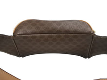Load image into Gallery viewer, CELINE セリーヌ ウエストバッグ マカダム イタリア製 PVC ヌメ革 ブラウン ゴールド金具 美品 中古 4b002266