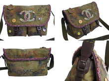 Load image into Gallery viewer, 極美品 CHANEL シャネル エンブロイダリー メッセンジャーバッグ 20番台 グラフィティ カーキ ココマーク A92790 中古 4b002336