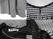 Load image into Gallery viewer, 極美品 MIUMIU ミュウミュウ フレアワンピース MJA740 サイズXS バッククロス イタリア製 ポリアミド ブラック ホワイト 中古 4b002362