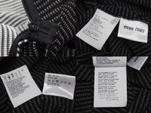 Load image into Gallery viewer, 極美品 MIUMIU ミュウミュウ フレアワンピース MJA740 サイズXS バッククロス イタリア製 ポリアミド ブラック ホワイト 中古 4b002362